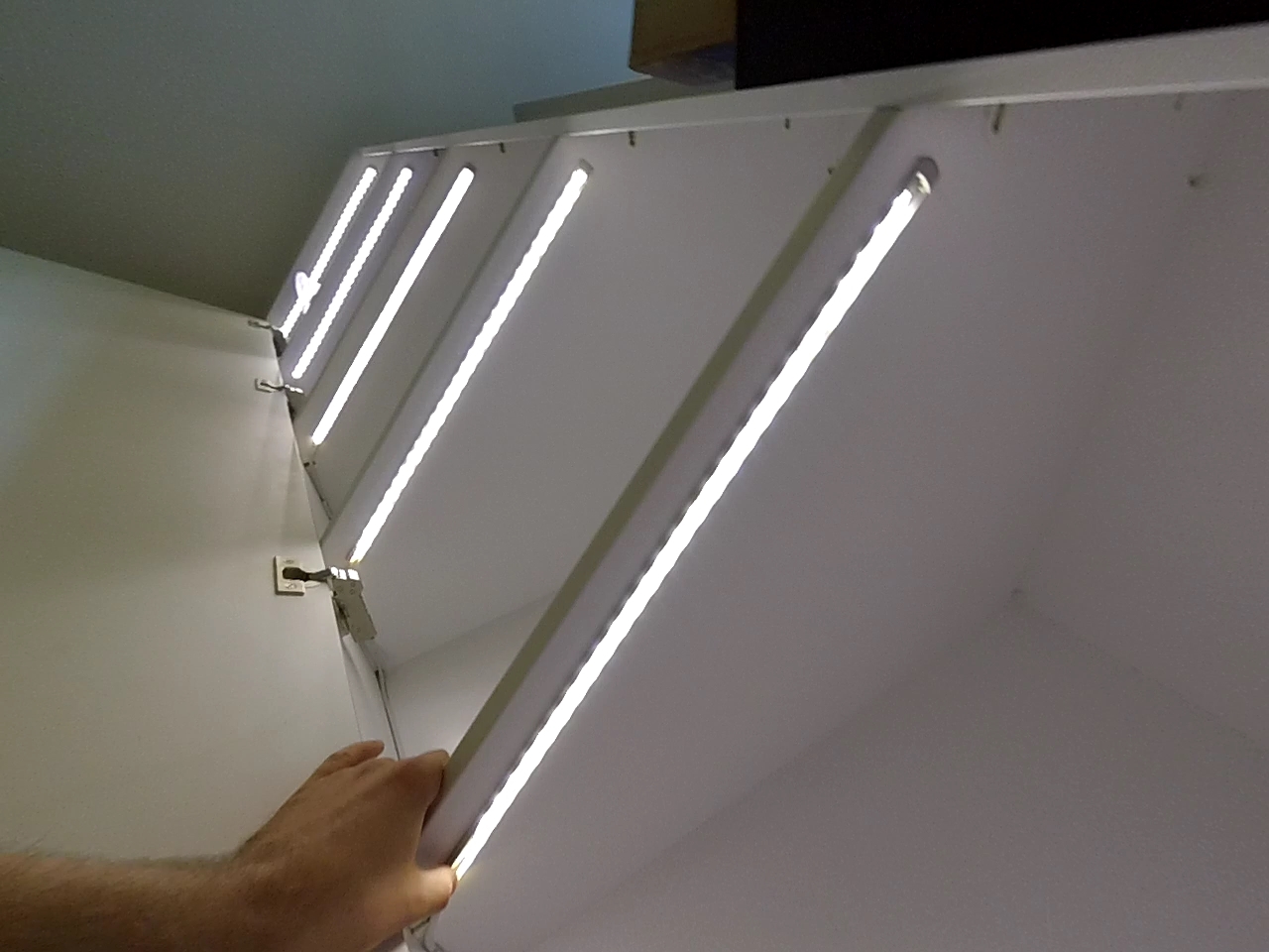 светильники для верхней подсветки шкафов