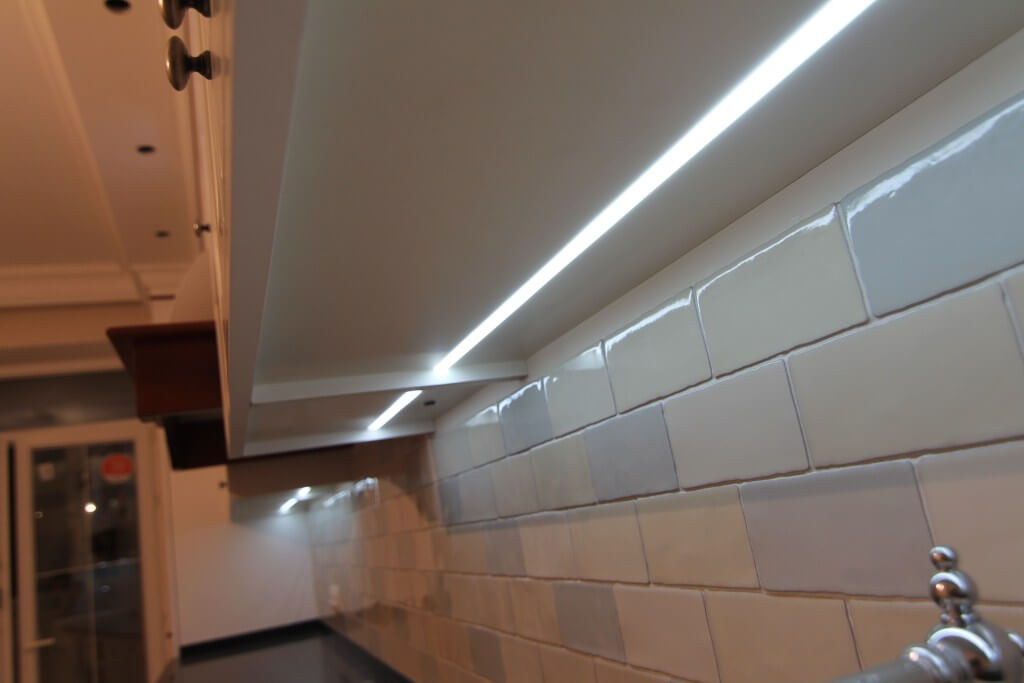 Простая светодиодная подсветка шкафа при открытии дверей