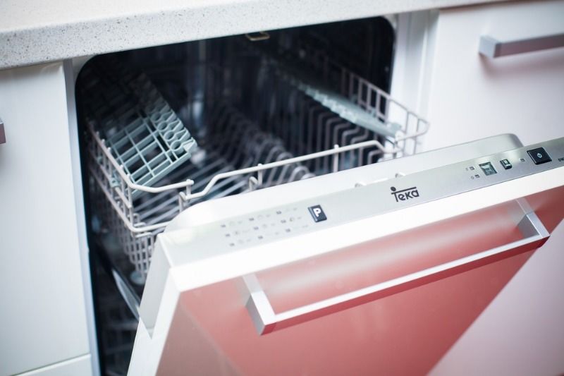Фото посудомоечной машины с навесным мебельным фасадом и скрытым управлением