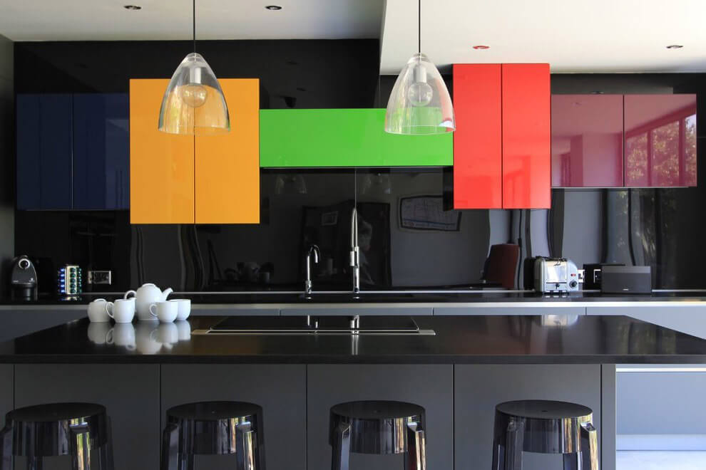 Кухонный гарнитур с цветными контрастными фасадами