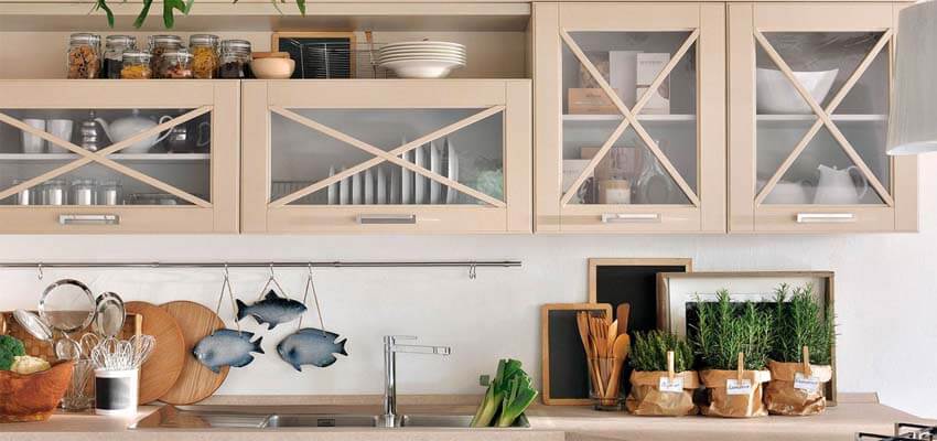 Фото кухонного гарнитура с рамочными фасадами заполненными стеклом