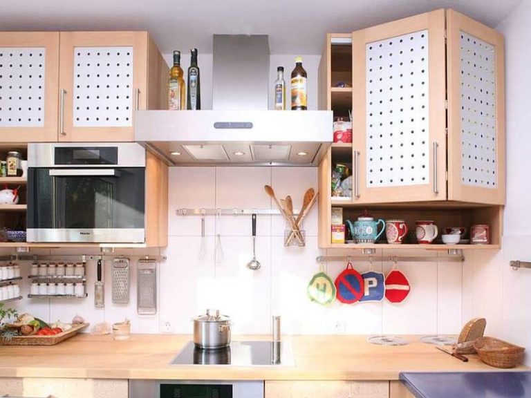Шкаф навесной для кухни из массива
