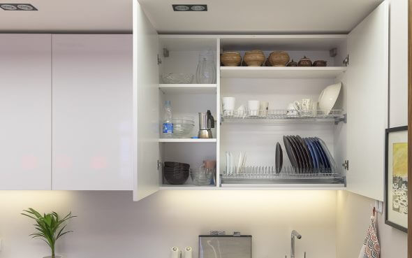Кухонный навесной шкаф для посуды с распашными дверцами