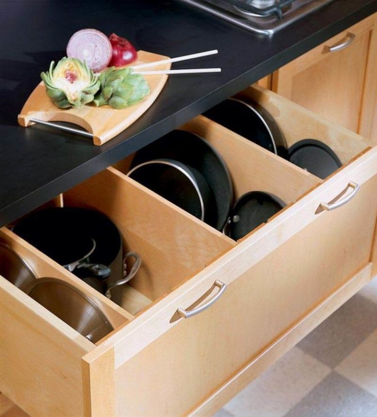 Кухни со шкафом для посуды в современном стиле