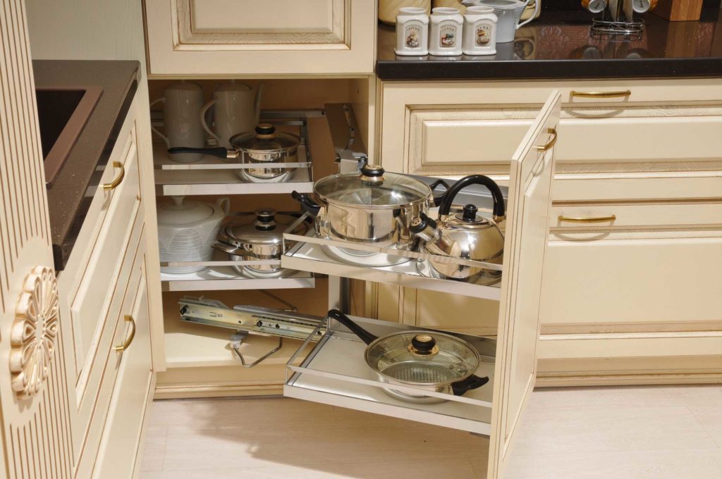 Фото угловой кухонной тумбы с встроенной системой хранения посуды