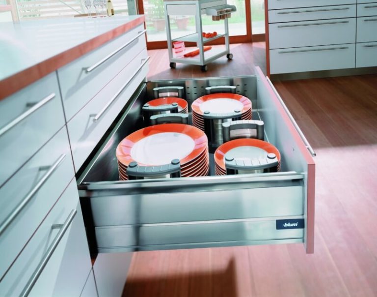 Встроенный кухонный шкаф для посуды