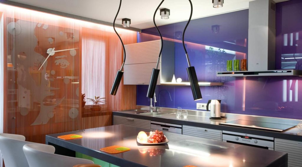 Фото высокого стеклянного кухонного фартука