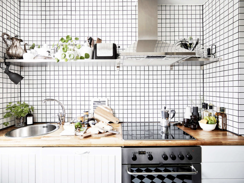 Фото одноярусной кухни без верхних навесных шкафов