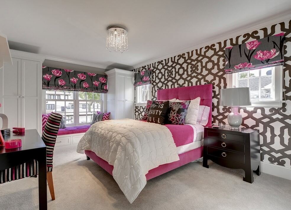 Комната девочки в классическом стиле со шкафами колонками и розовой кроватью в интерьере