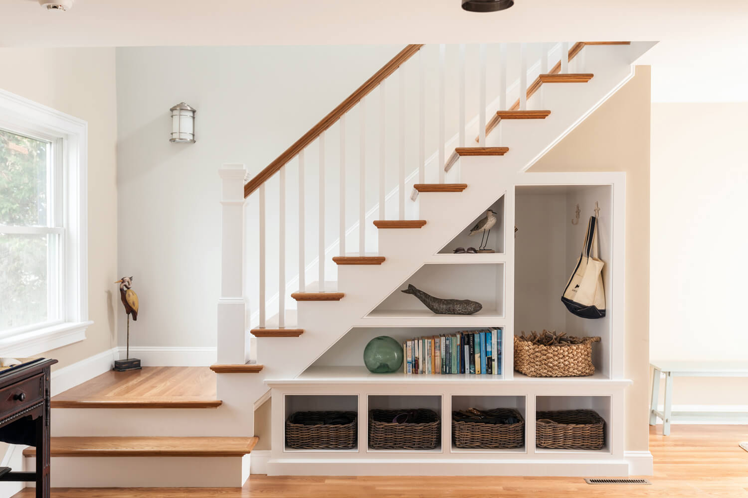 Дизайн пространства под лестницей: о шкафах и не только