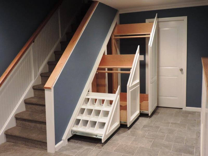 Встроенный шкаф под лестницей с выдвижной системой