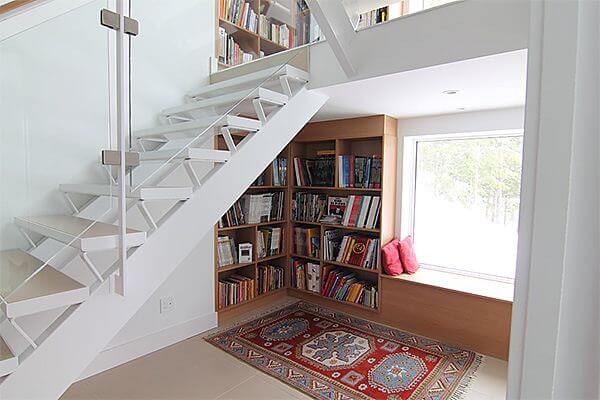 Фото книжного шкафа под лестницей