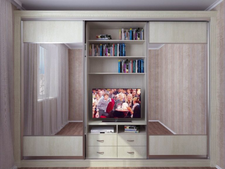 Телевизор между шкафами на кухне