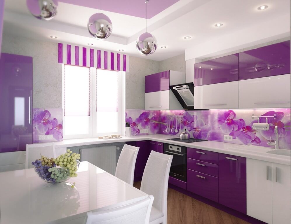 Кухня со стеклянным фартуком с рисунком - цветы в сиреневом цвете
