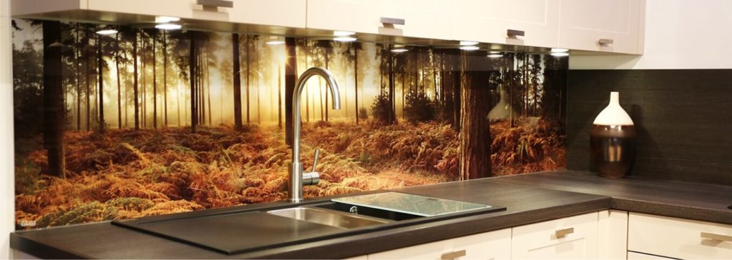 Стеклянные кухонные панели скинали в интерьере с изображением туманного осеннего леса