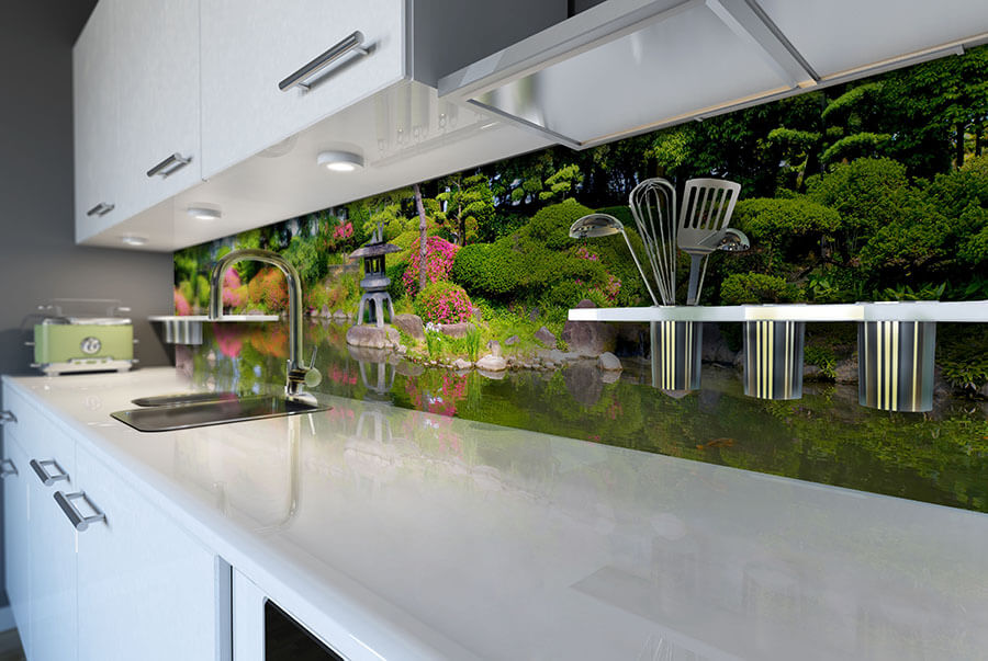 Фот о стеклянного скинали для кухни с изображением китайского леса