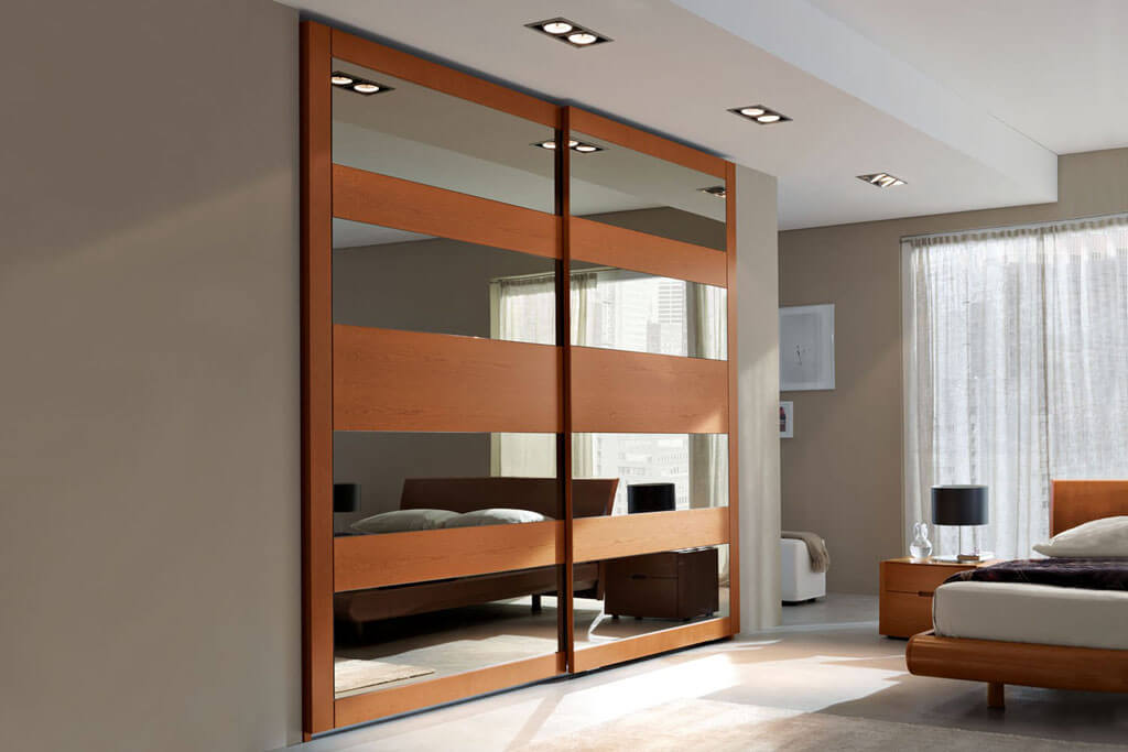 Встроенный шкаф купе в спальне с зеркальными вставками