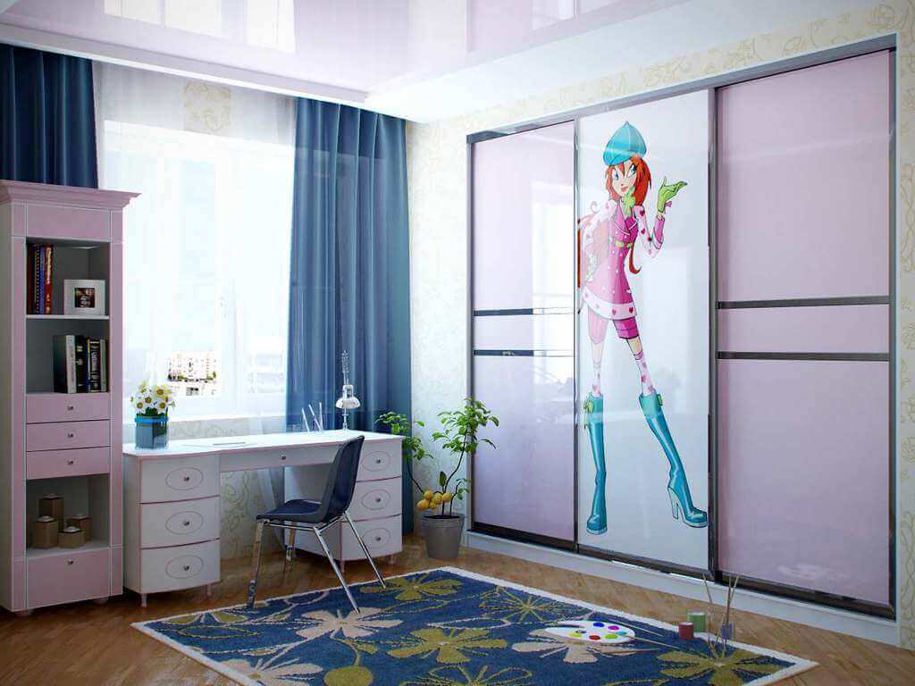 Детская комната девочки со встроенным шкафом со стеклянными фасадами и УФ печатью
