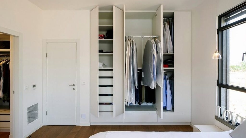 Встроенный гардеробный шкаф для одежды в спальне