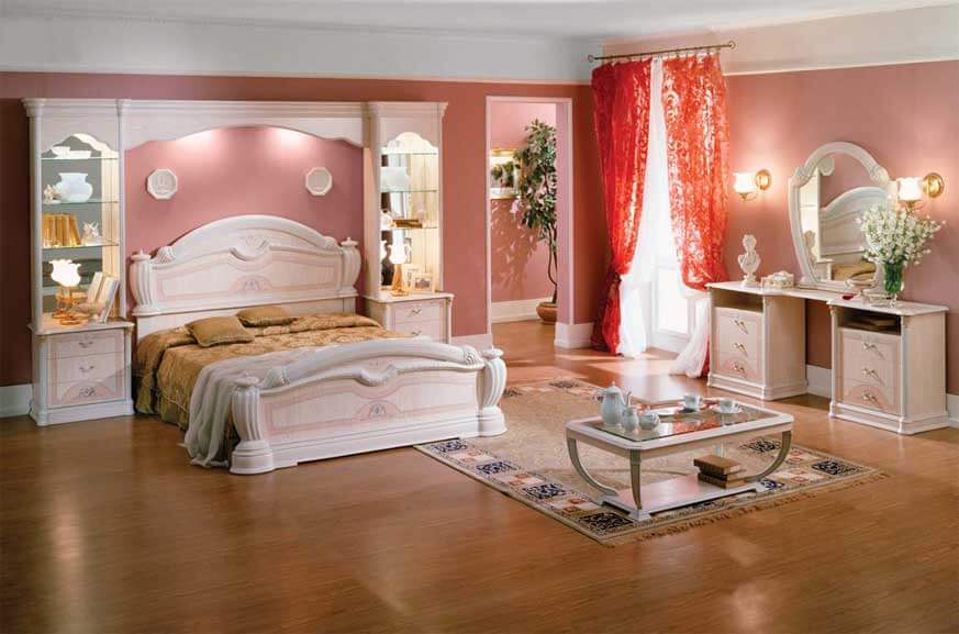 Спальня в классическом стиле с пеналами по бокам от кровати