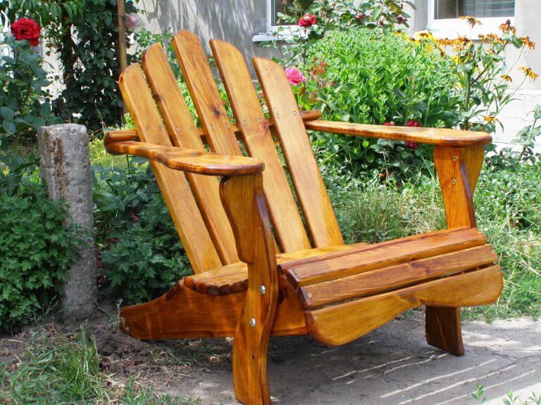 Деревянное кресло для сада
